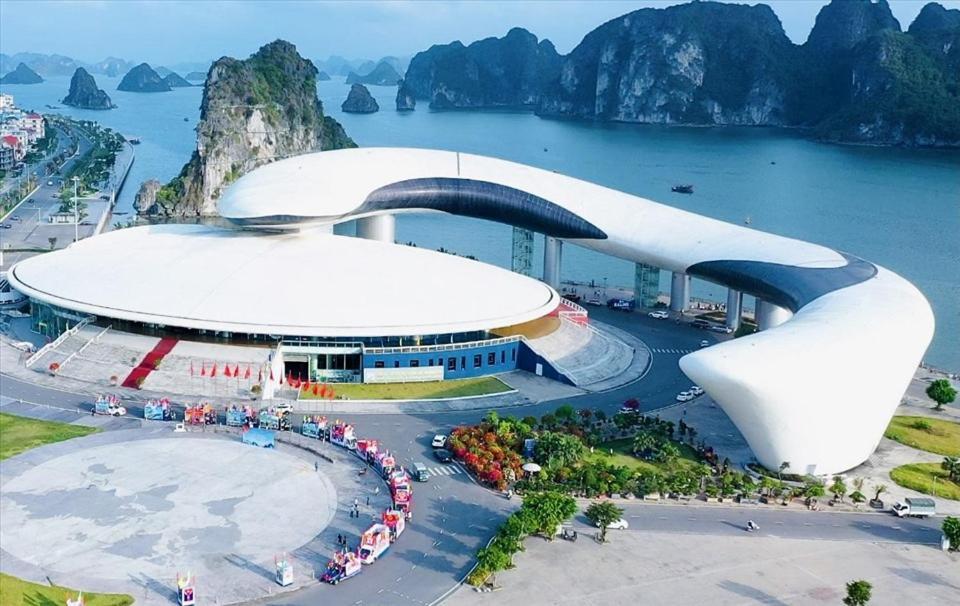 White Crown Hotel Ha Long Esterno foto