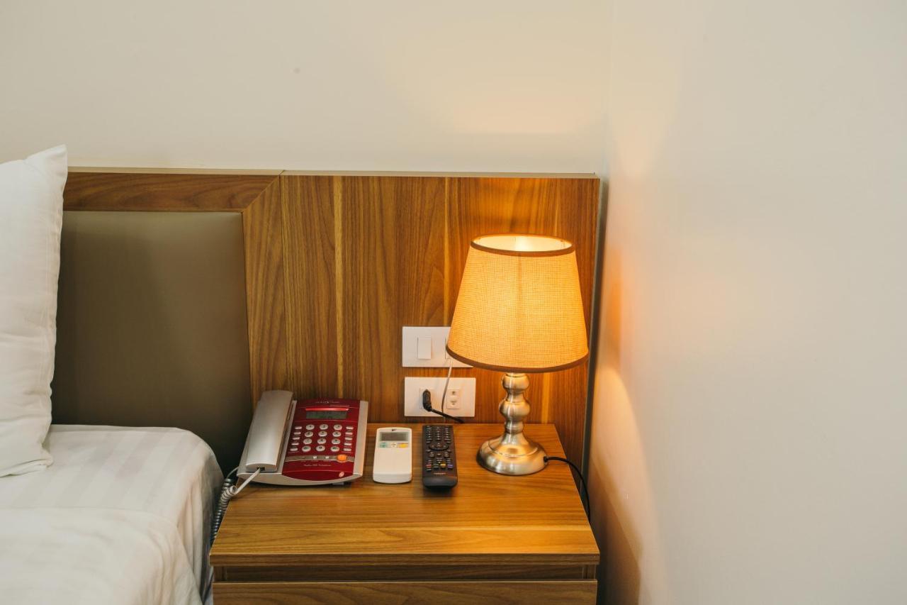 White Crown Hotel Ha Long Esterno foto
